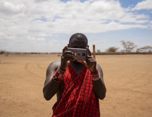 Wat te doen in Nairobi - Masai met smartphone